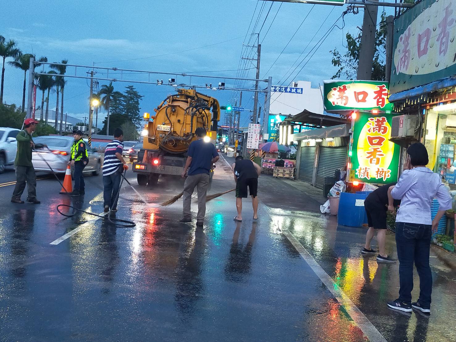 6月份鎮政活動剪影1090606員鹿路碎磚擋道，造成交通受阻，黃鎮長瑞珠派有關單位清理及協助
